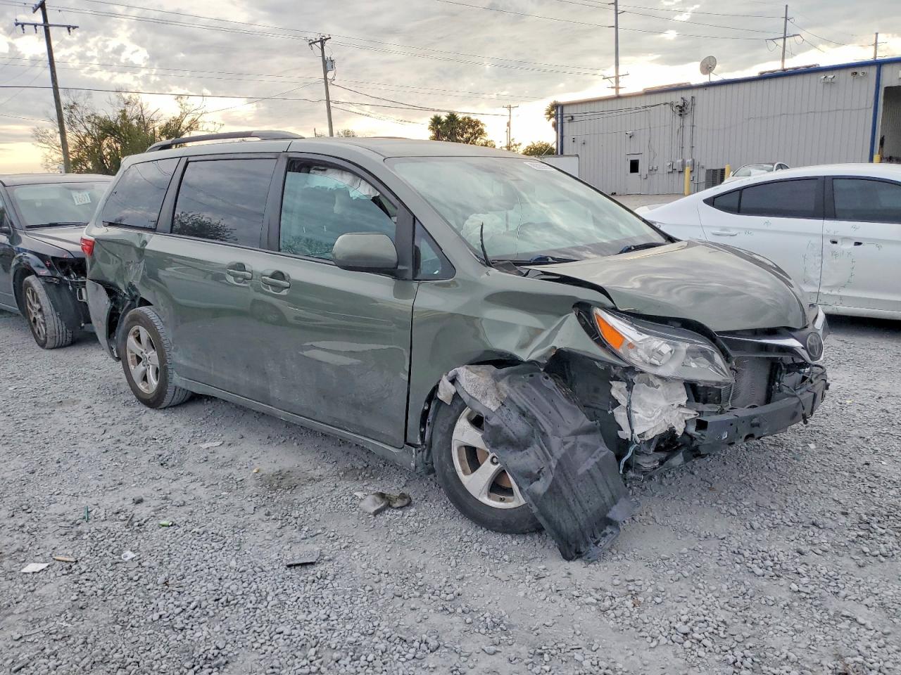 2020 TOYOTA SIENNA LE 8 PASSENGER photo 4