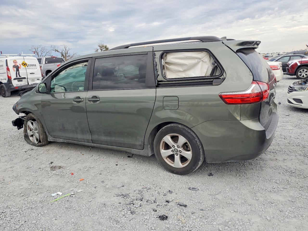 2020 TOYOTA SIENNA LE 8 PASSENGER photo 2