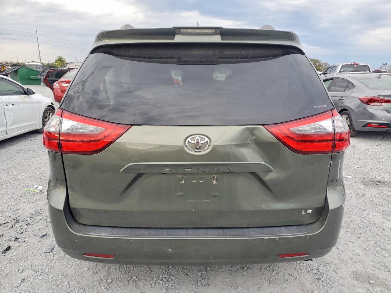 2020 TOYOTA SIENNA LE 8 PASSENGER photo 6