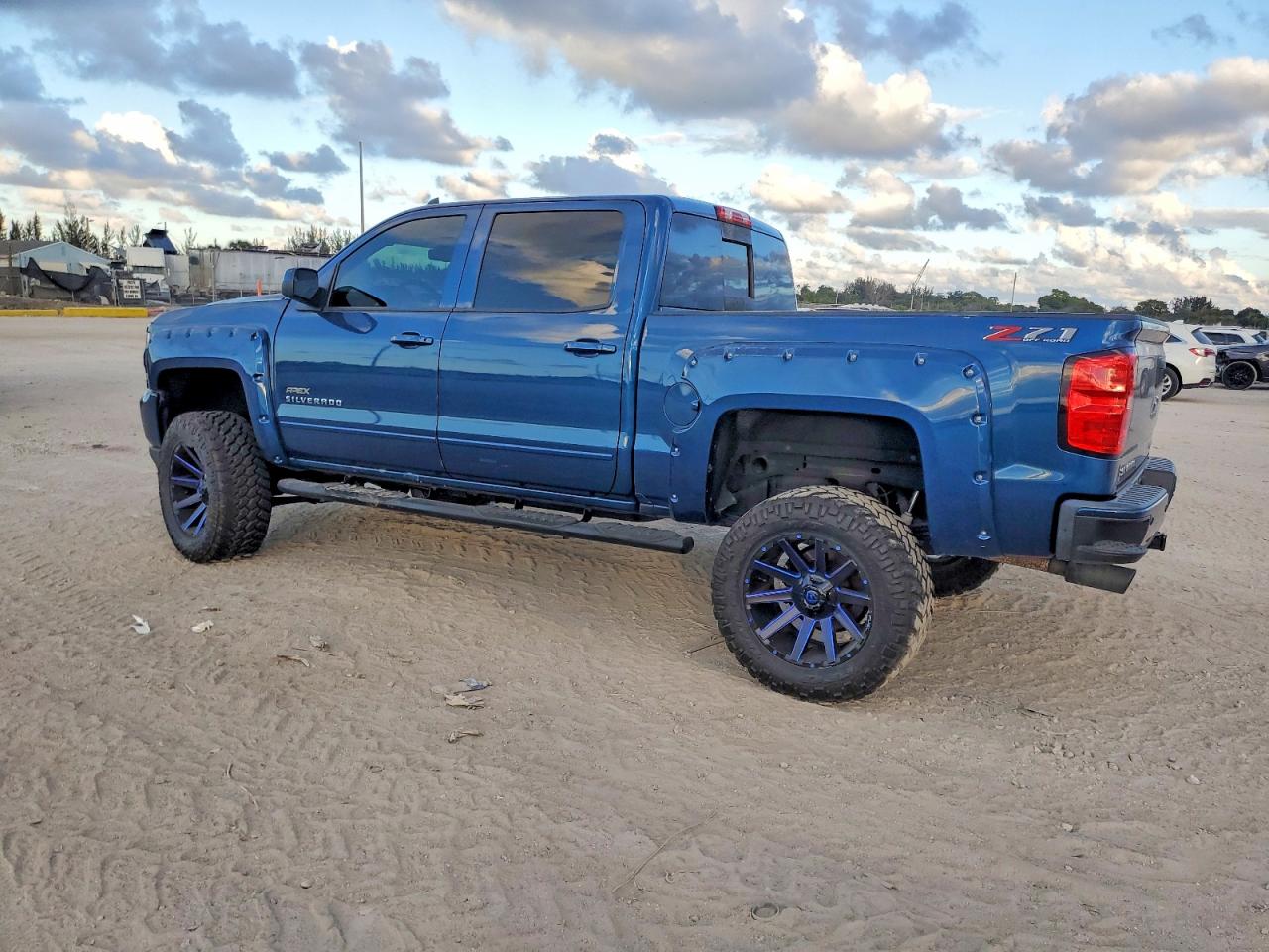 2018 CHEVROLET SILVERADO K1500 LT photo 2