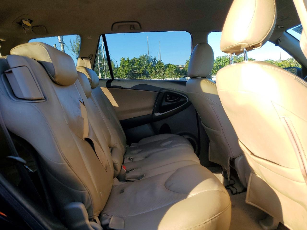 2011 TOYOTA RAV4 photo 10