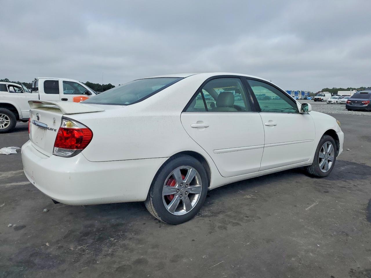2005 TOYOTA CAMRY LE photo 3