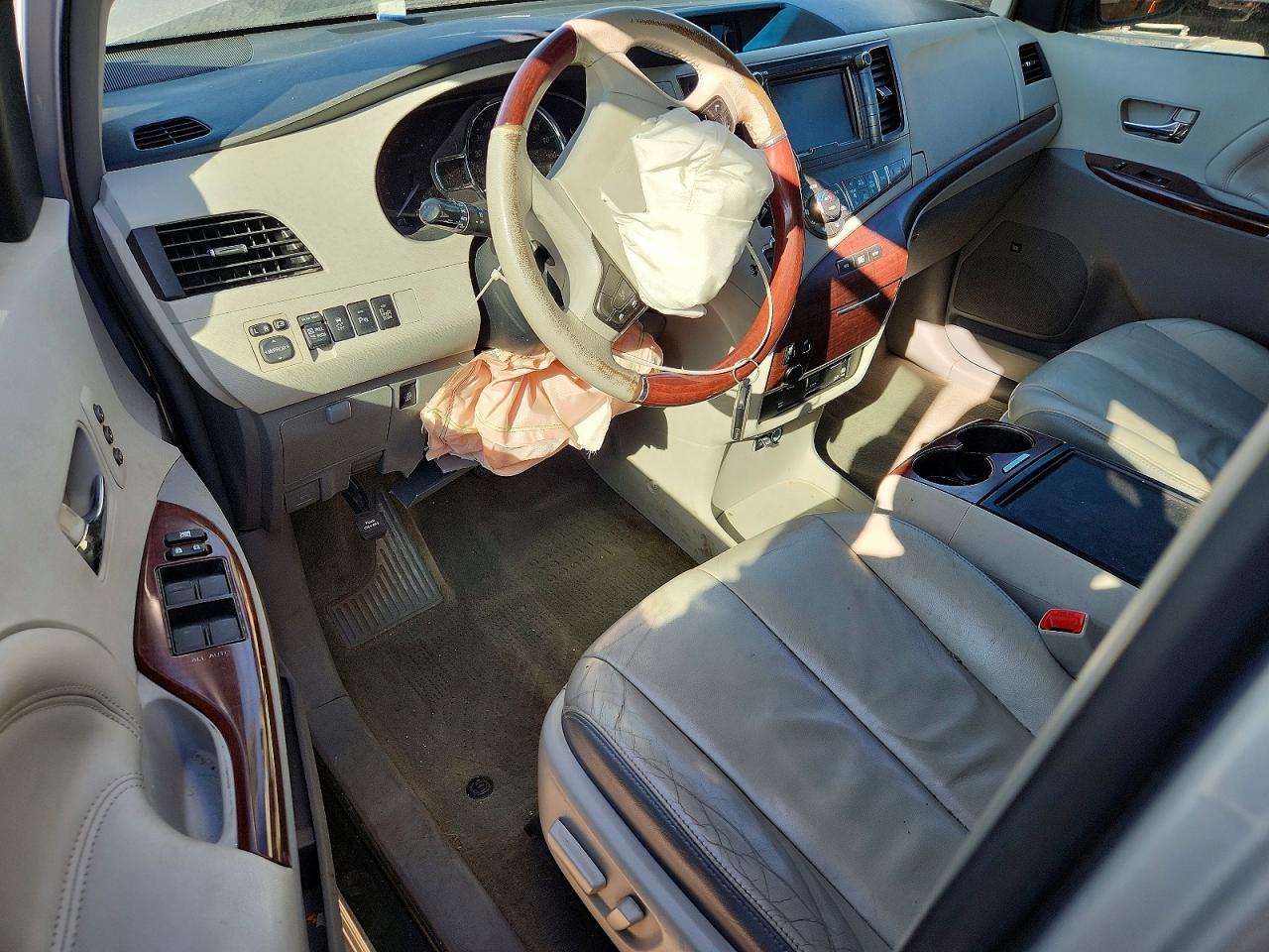 2013 TOYOTA SIENNA XLE photo 15