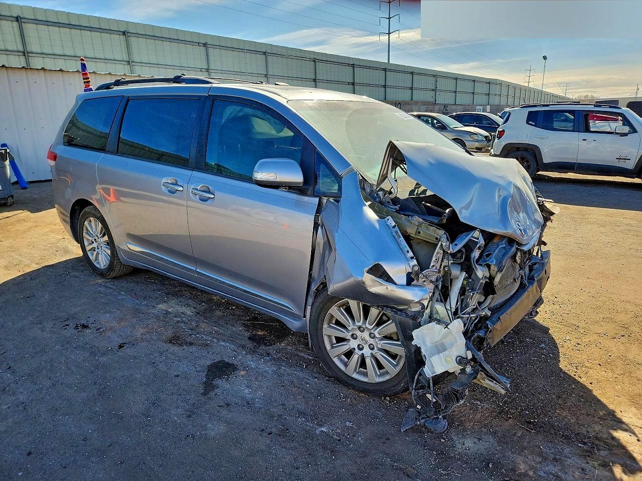 2013 TOYOTA SIENNA XLE photo 7