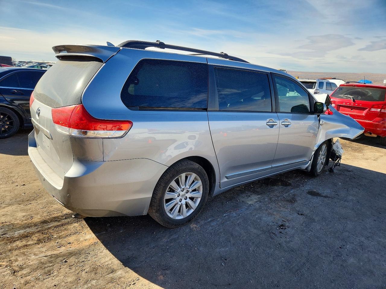 2013 TOYOTA SIENNA XLE photo 5