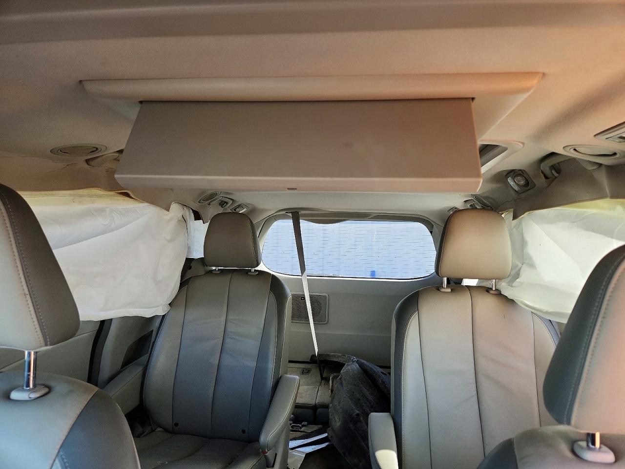 2013 TOYOTA SIENNA XLE photo 19