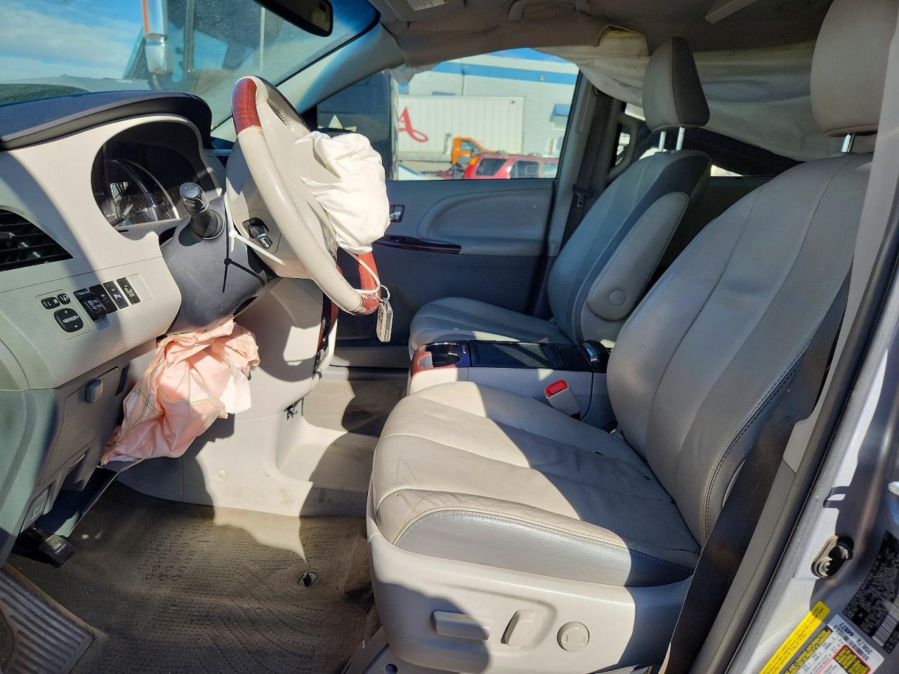 2013 TOYOTA SIENNA XLE photo 13