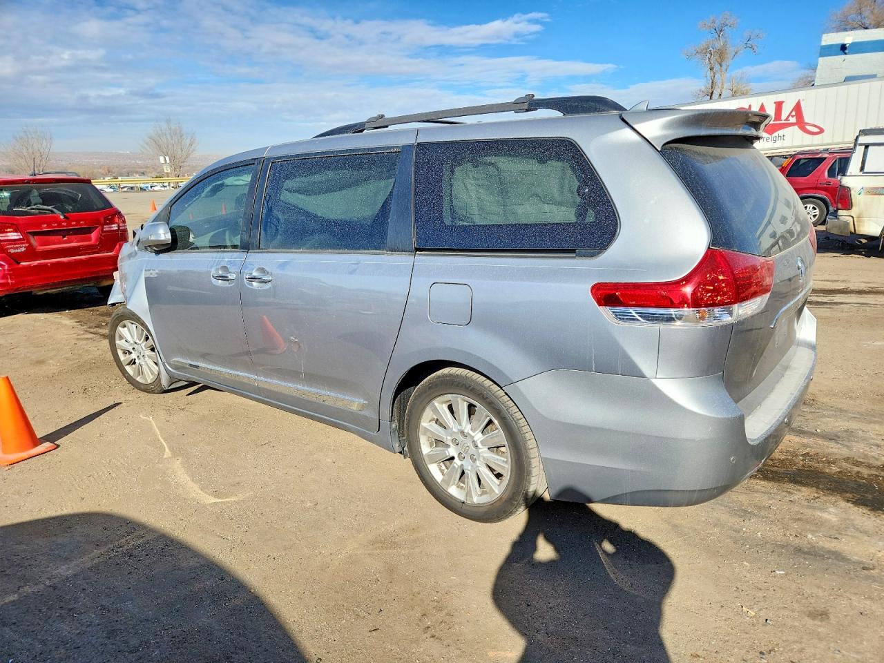 2013 TOYOTA SIENNA XLE photo 3