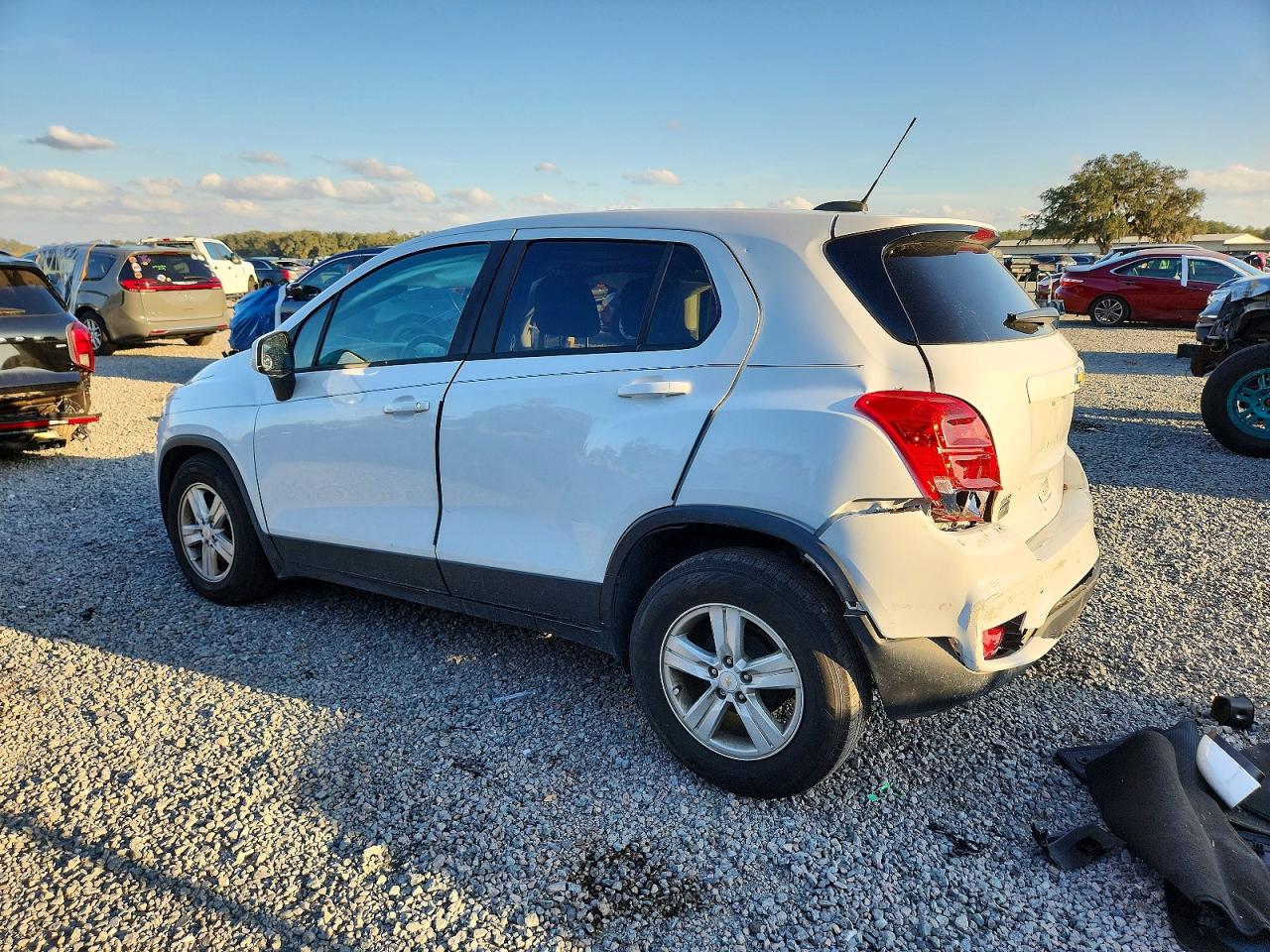 2020 CHEVROLET TRAX LS photo 2