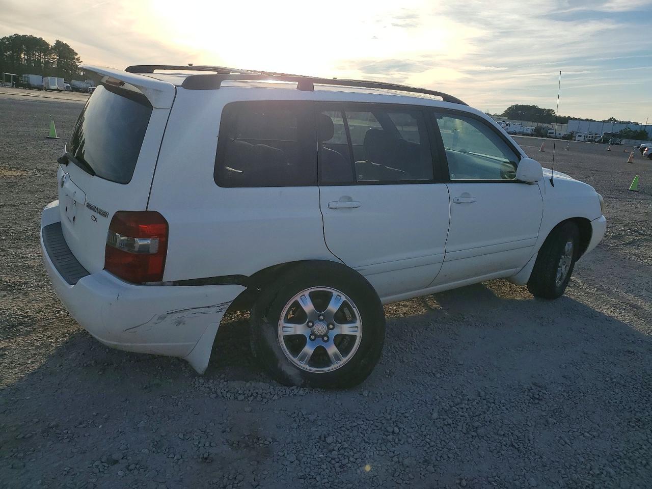 2004 TOYOTA HIGHLANDER BASE photo 3
