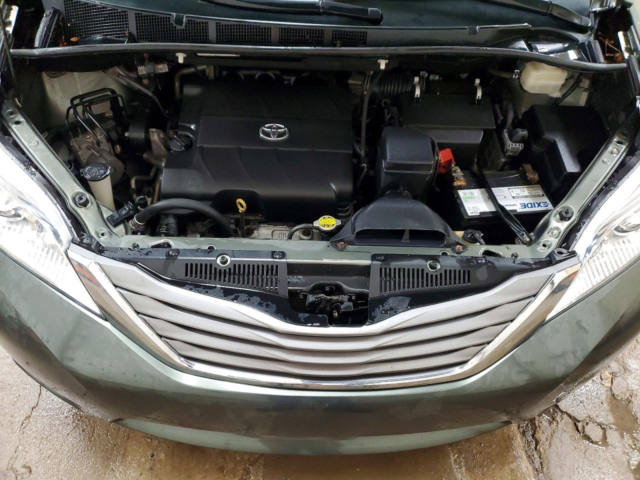 2013 TOYOTA SIENNA XLE photo 12