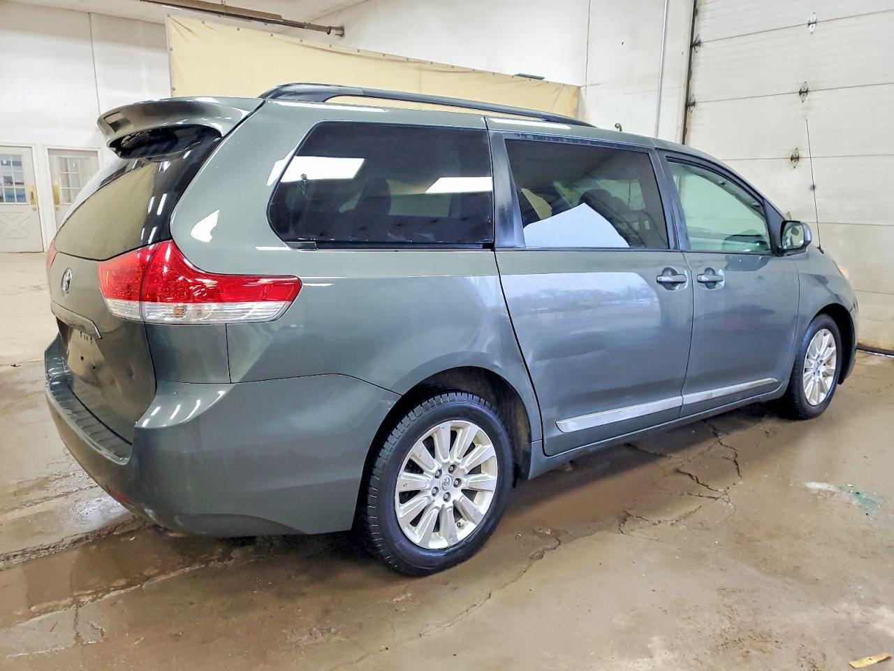 2013 TOYOTA SIENNA XLE photo 3