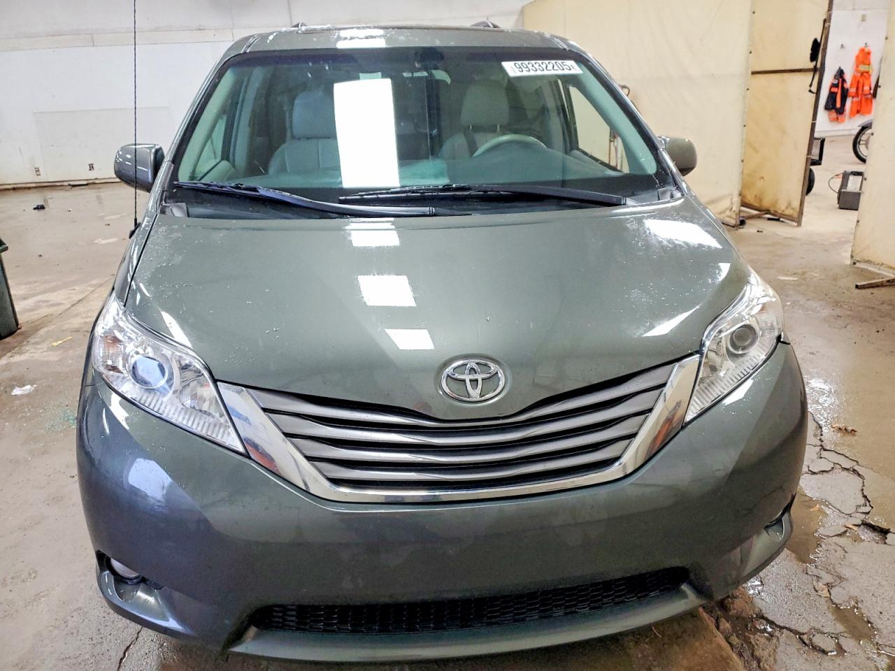 2013 TOYOTA SIENNA XLE photo 5