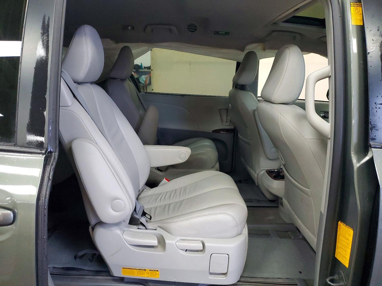 2013 TOYOTA SIENNA XLE photo 11