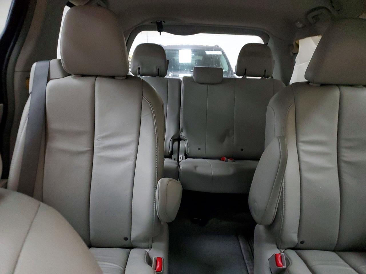 2013 TOYOTA SIENNA XLE photo 10