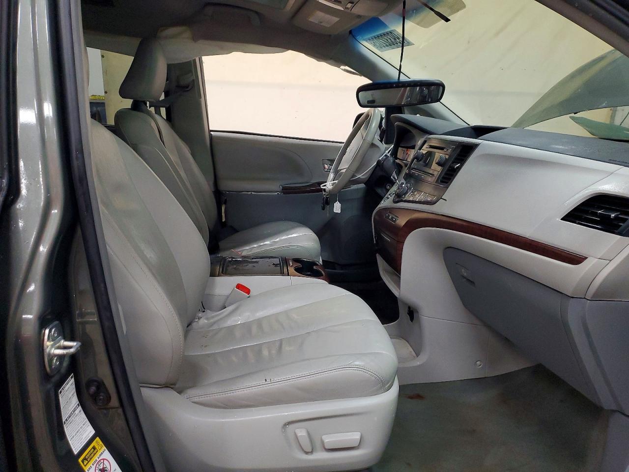 2013 TOYOTA SIENNA XLE photo 7
