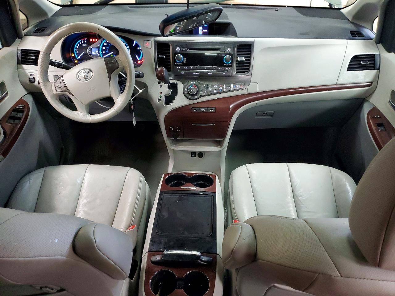 2013 TOYOTA SIENNA XLE photo 8