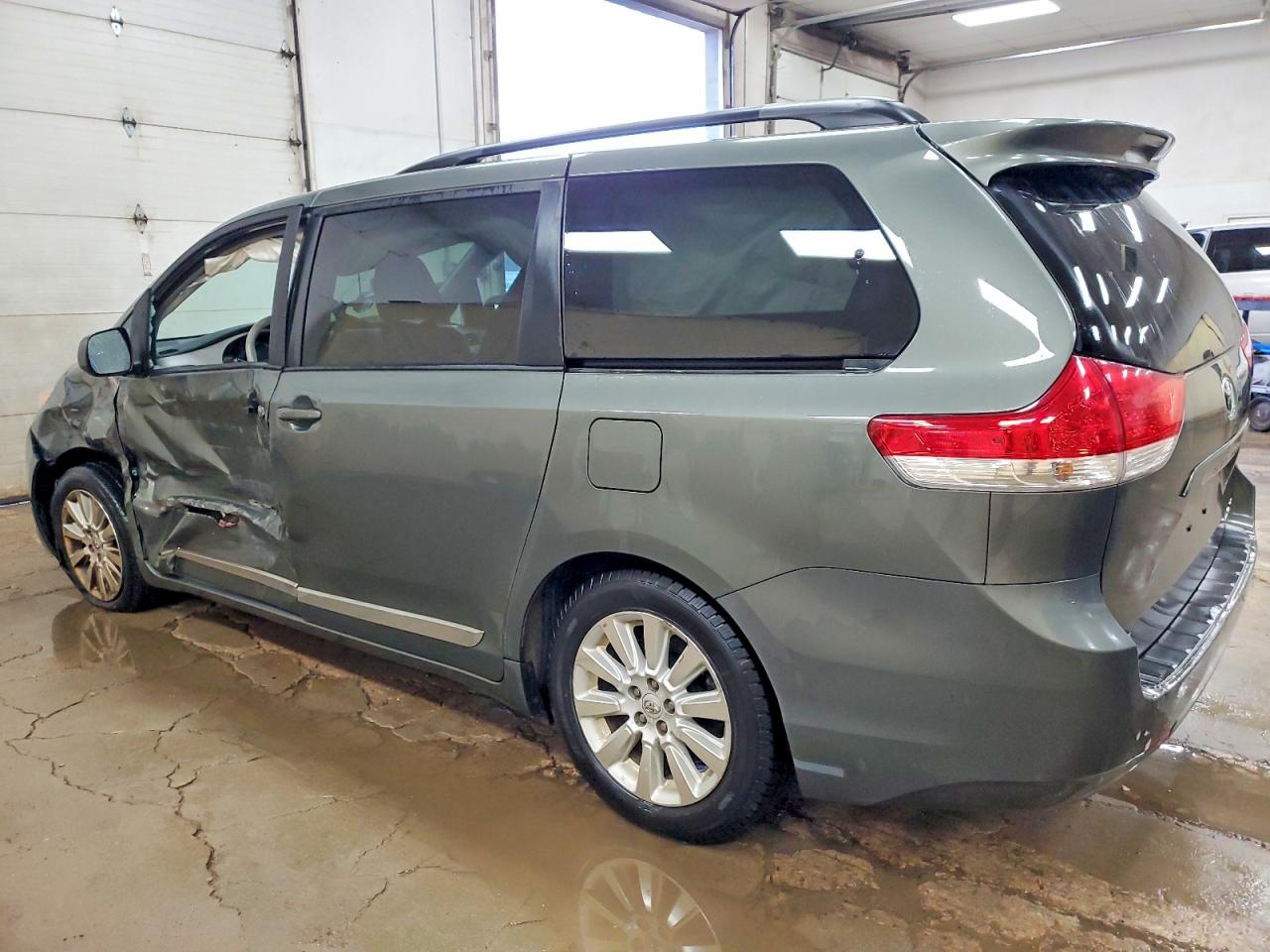 2013 TOYOTA SIENNA XLE photo 2