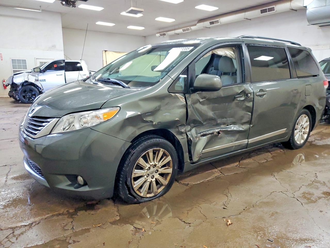 2013 TOYOTA SIENNA