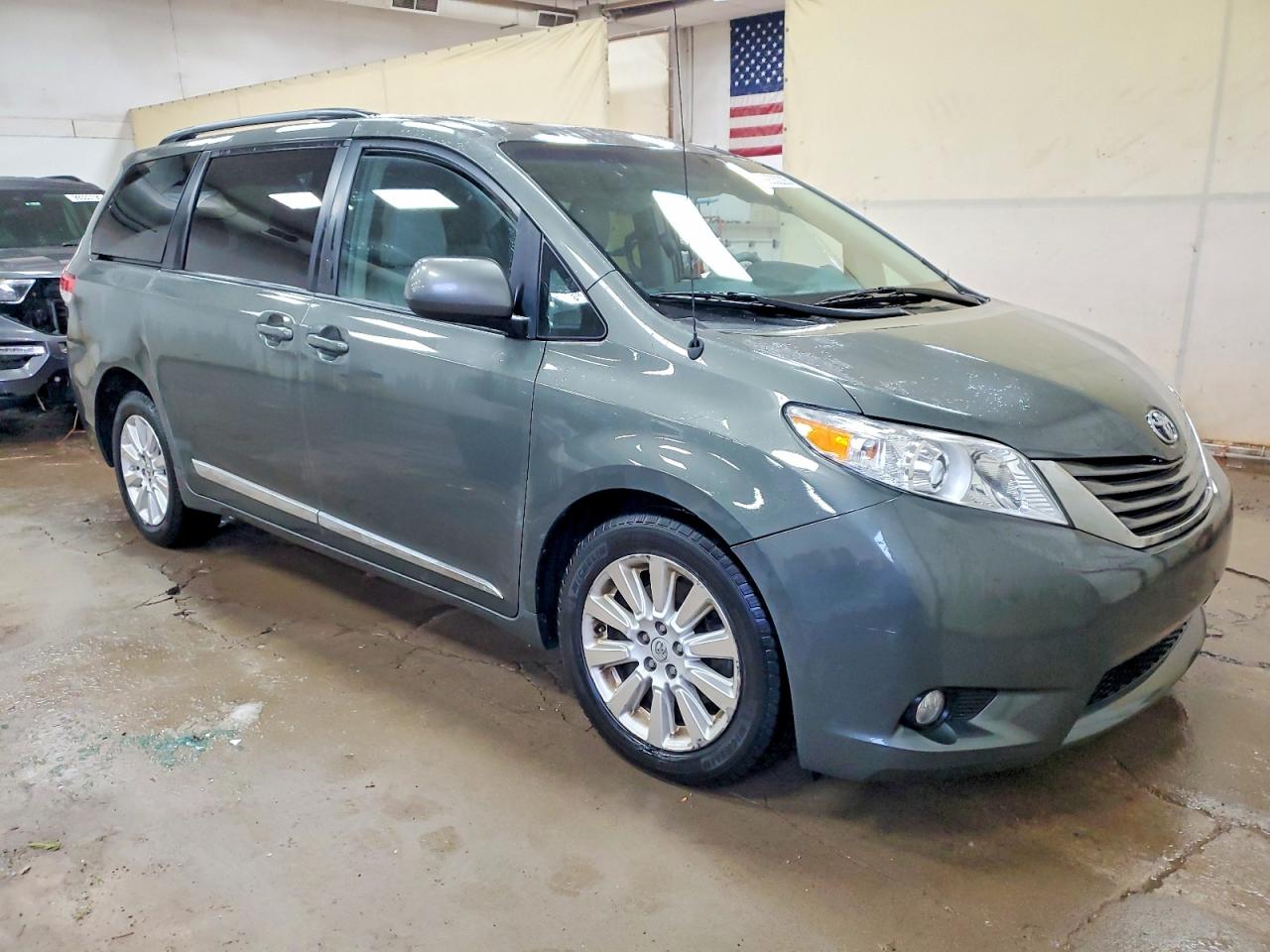 2013 TOYOTA SIENNA XLE photo 4