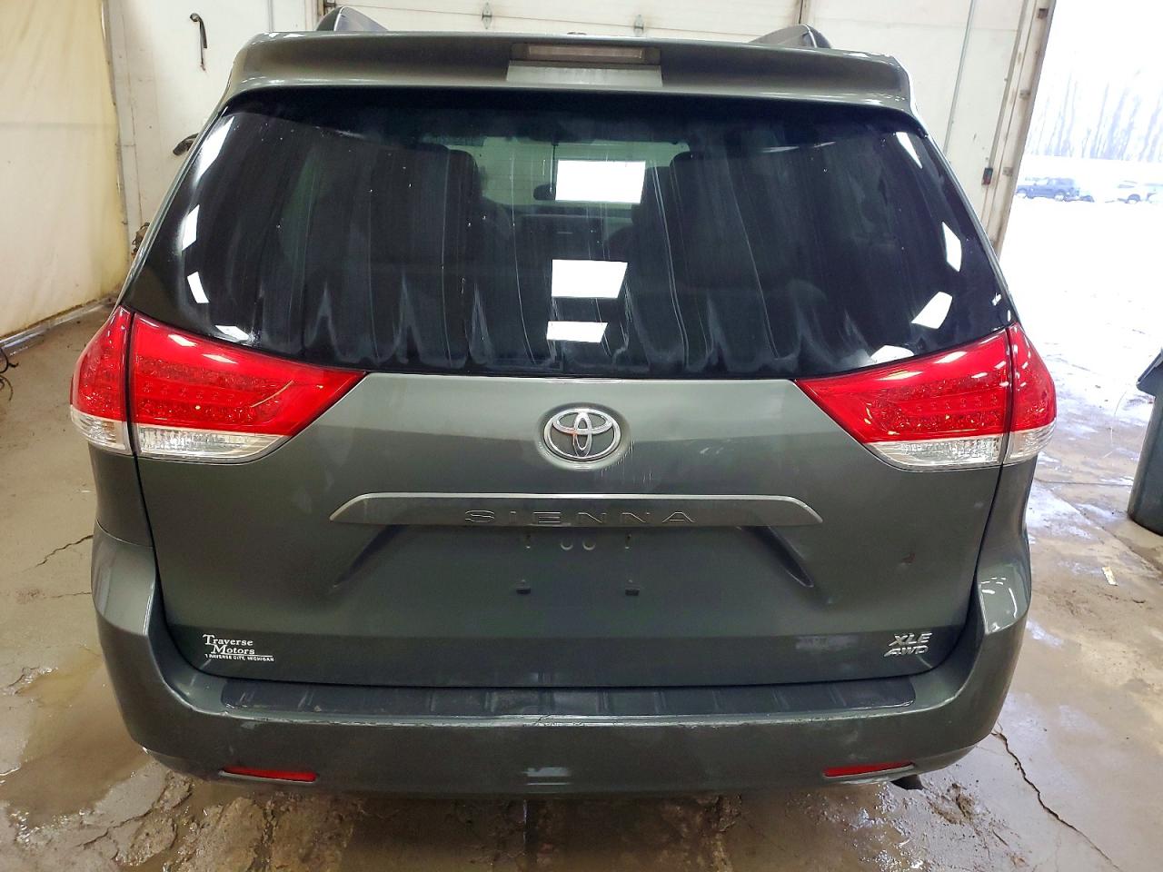 2013 TOYOTA SIENNA XLE photo 6