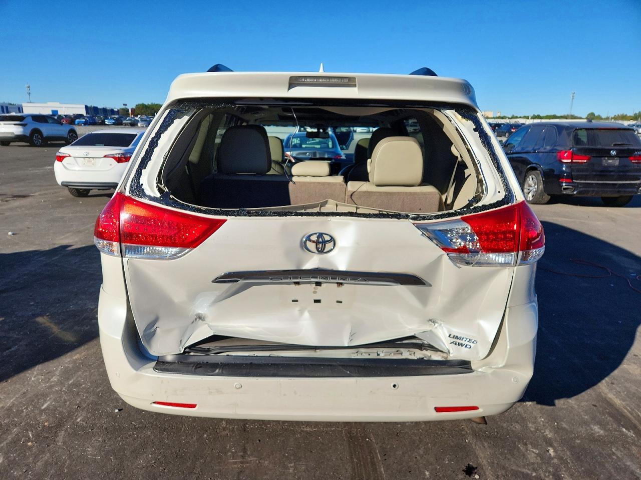 2014 TOYOTA SIENNA XLE photo 6