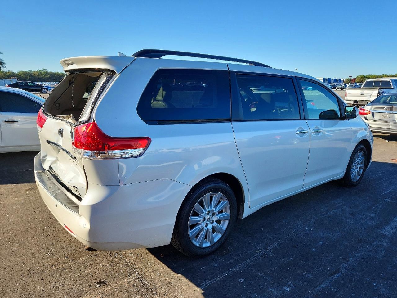2014 TOYOTA SIENNA XLE photo 3