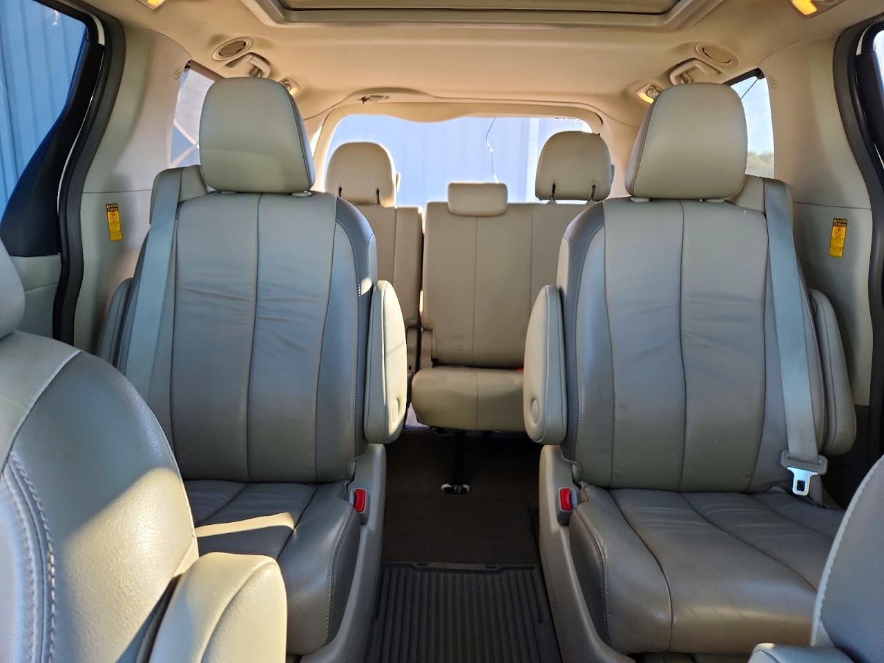 2014 TOYOTA SIENNA XLE photo 10
