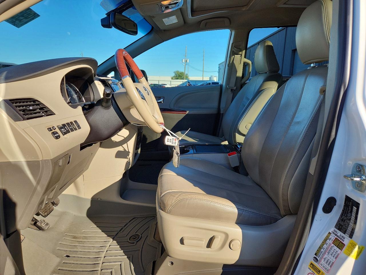 2014 TOYOTA SIENNA XLE photo 7