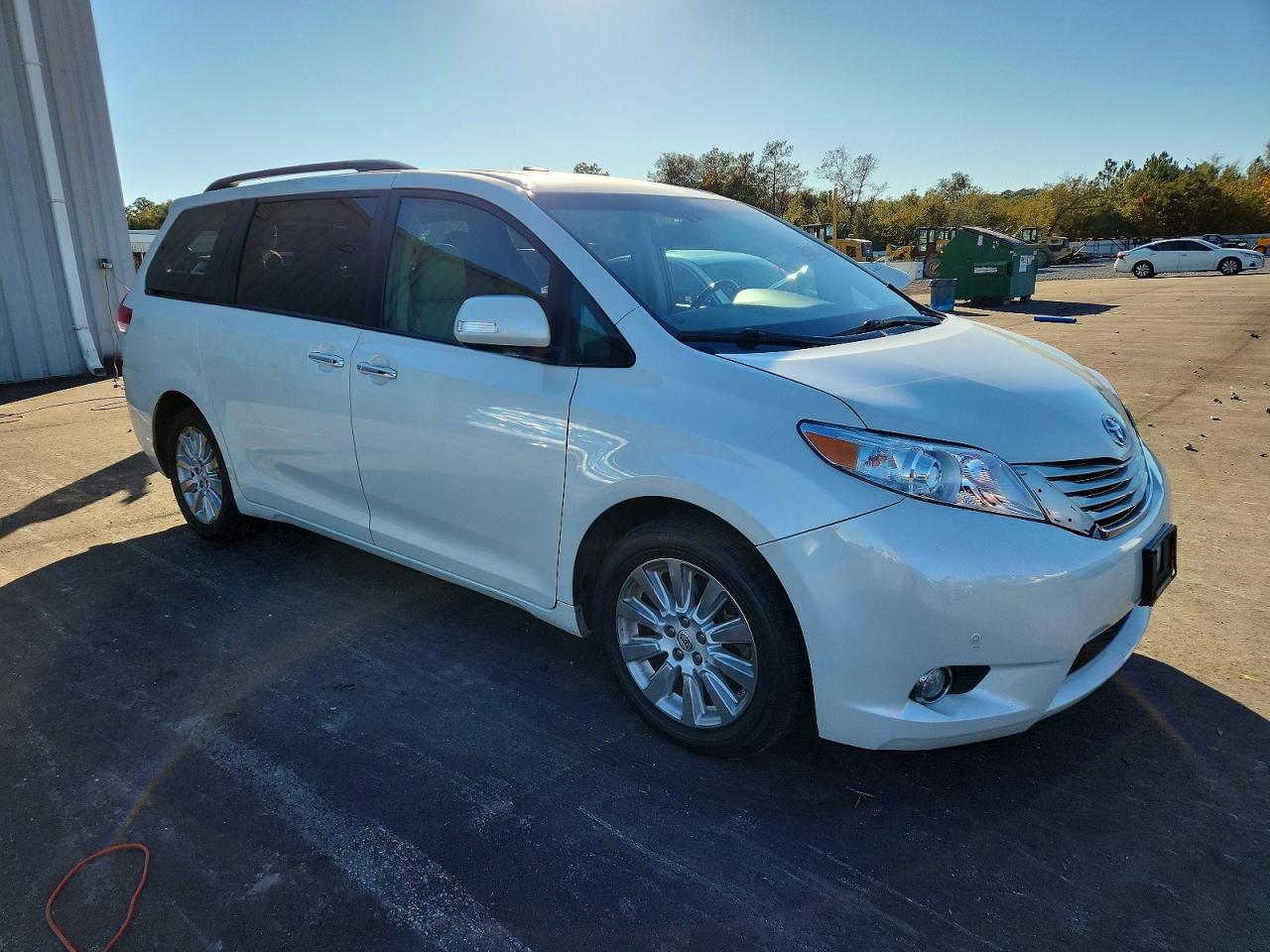 2014 TOYOTA SIENNA XLE photo 4