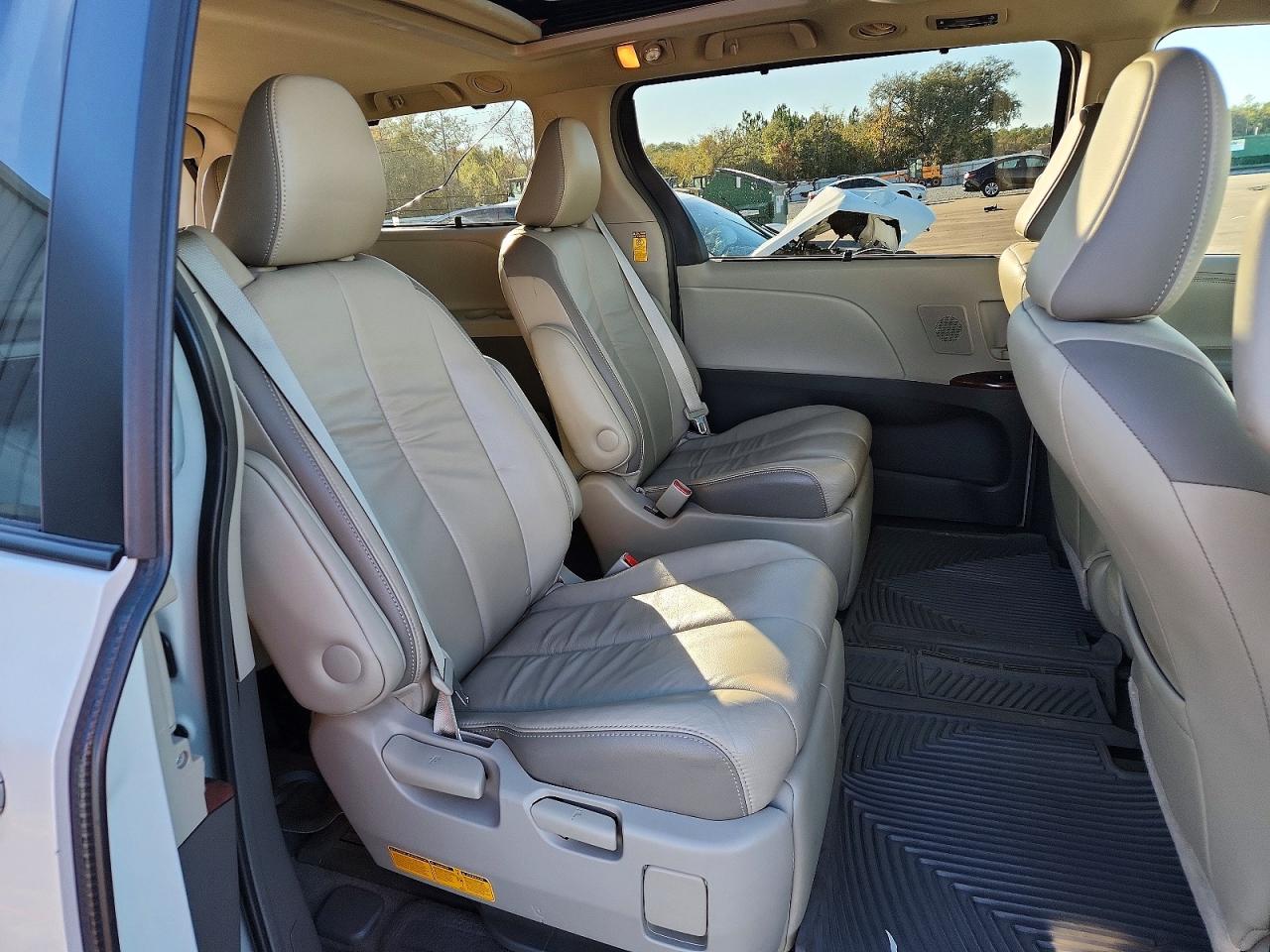 2014 TOYOTA SIENNA XLE photo 11