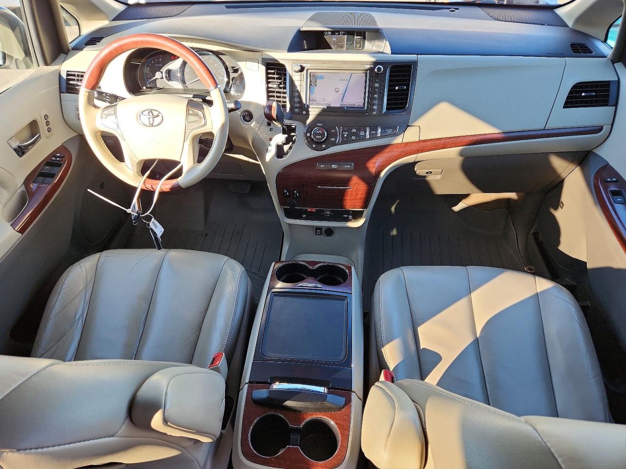 2014 TOYOTA SIENNA XLE photo 8