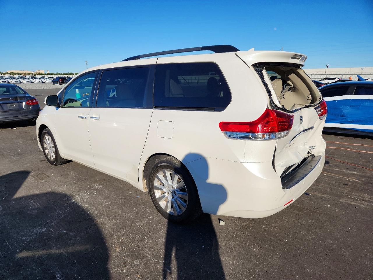 2014 TOYOTA SIENNA XLE photo 2