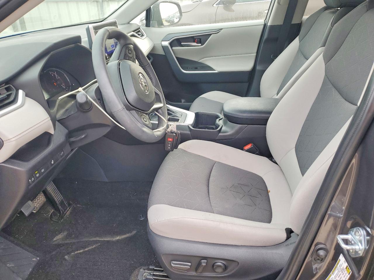 2025 TOYOTA RAV4 XLE photo 7