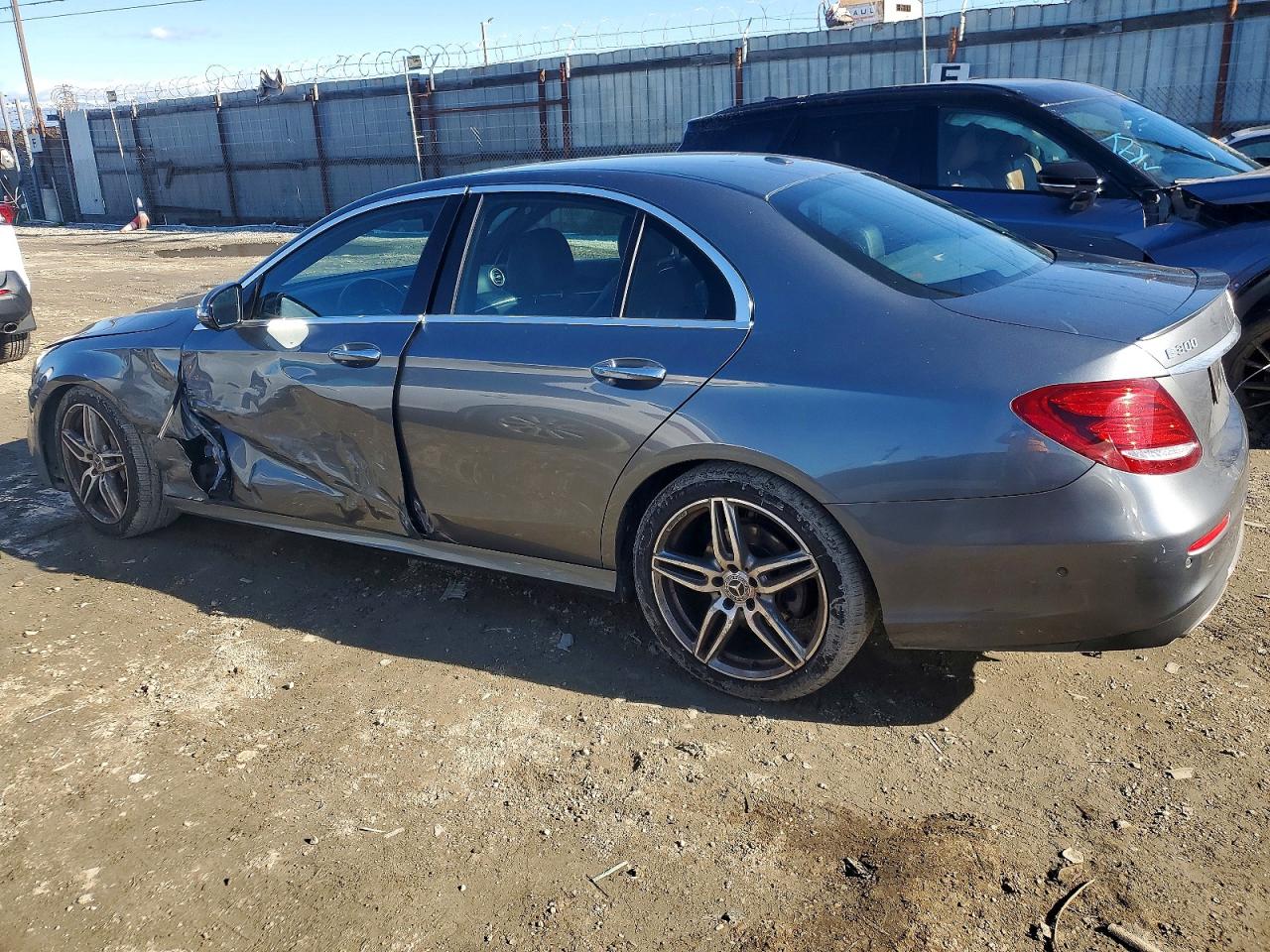 2018 MERCEDES-BENZ E 300 photo 2