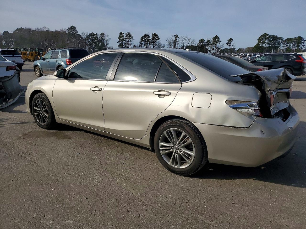 2015 TOYOTA CAMRY SE photo 3