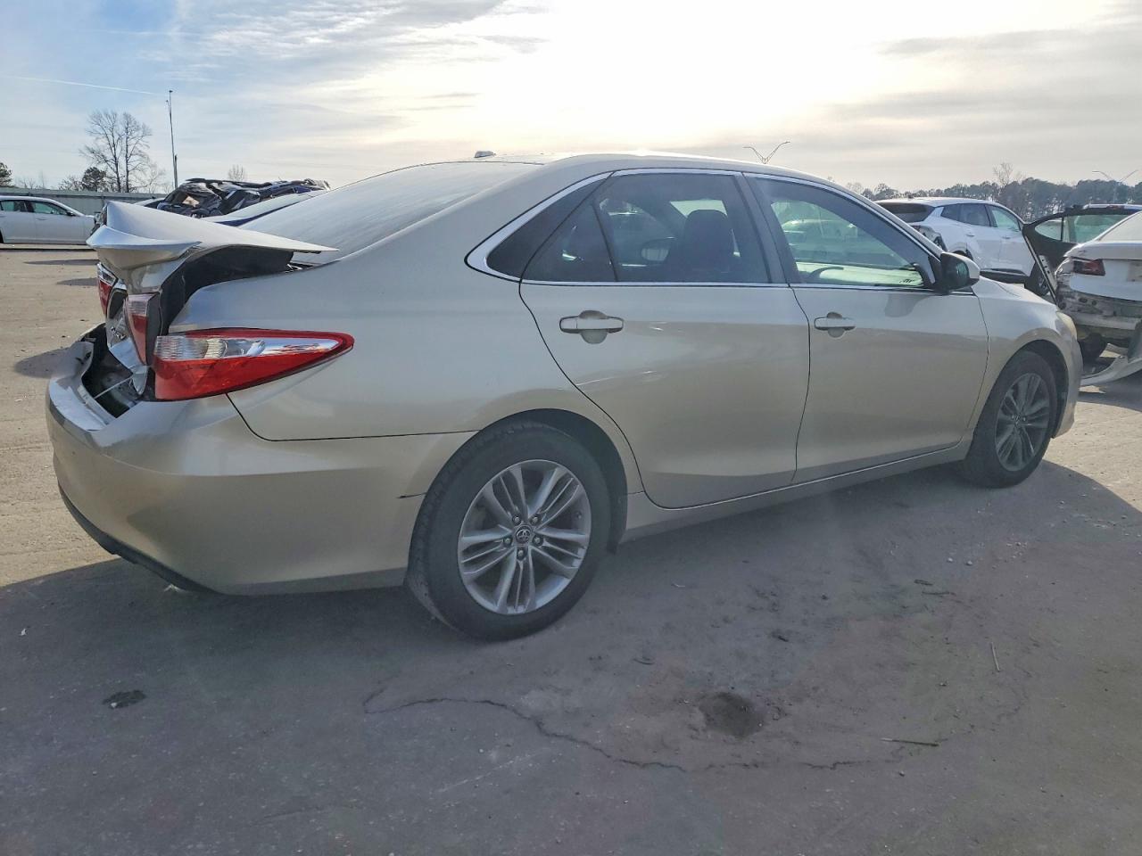 2015 TOYOTA CAMRY SE photo 5