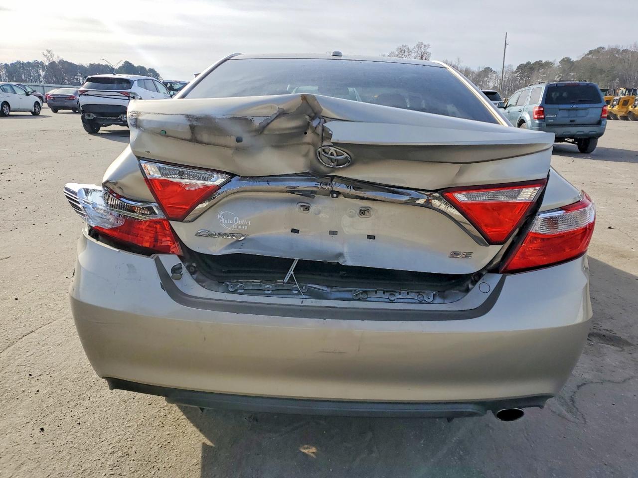 2015 TOYOTA CAMRY SE photo 11