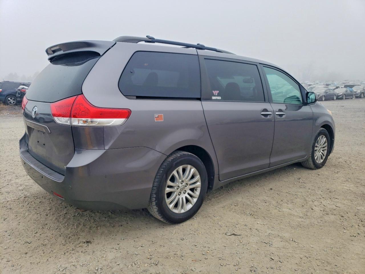 2014 TOYOTA SIENNA XLE photo 3