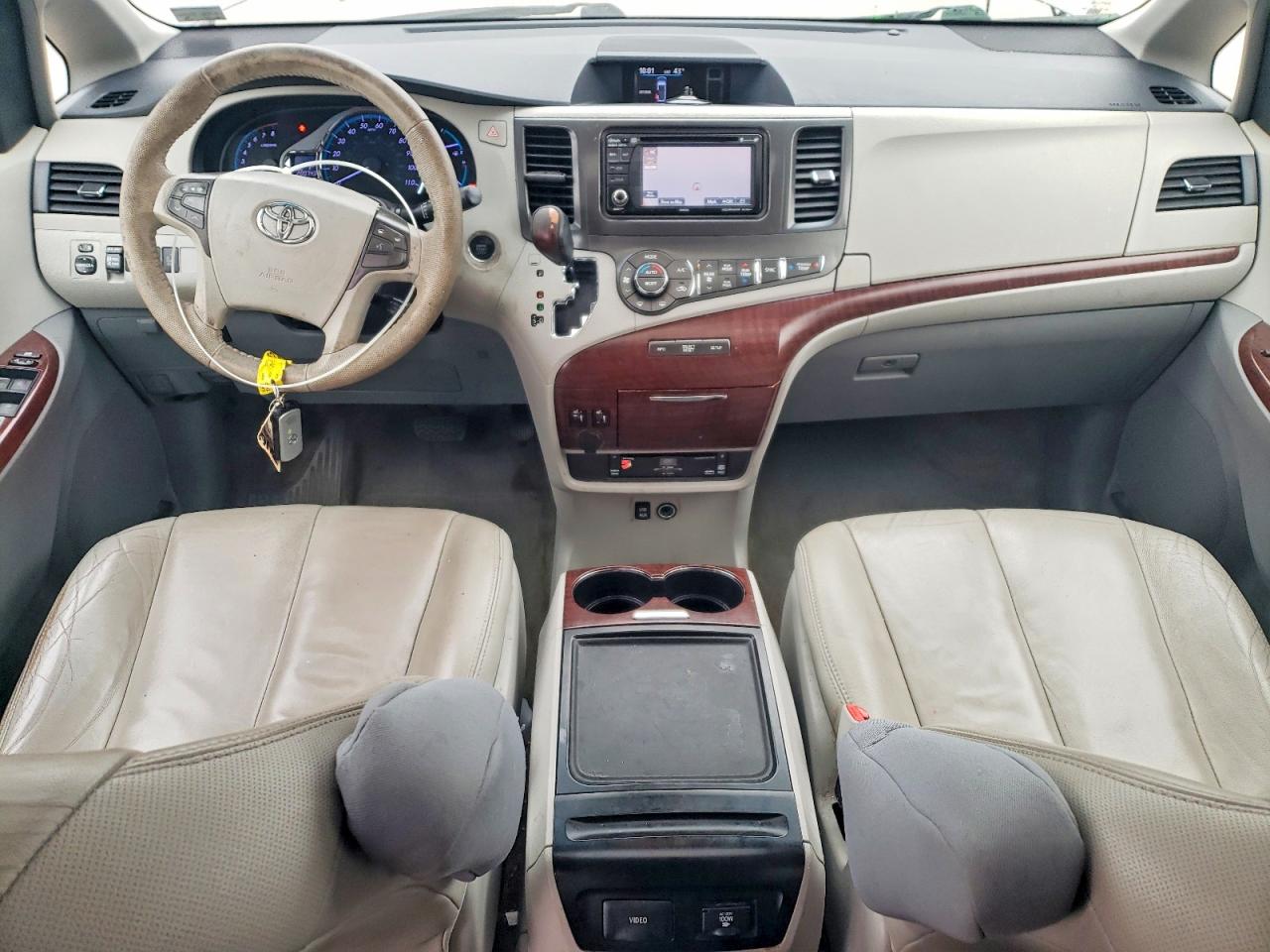 2014 TOYOTA SIENNA XLE photo 8