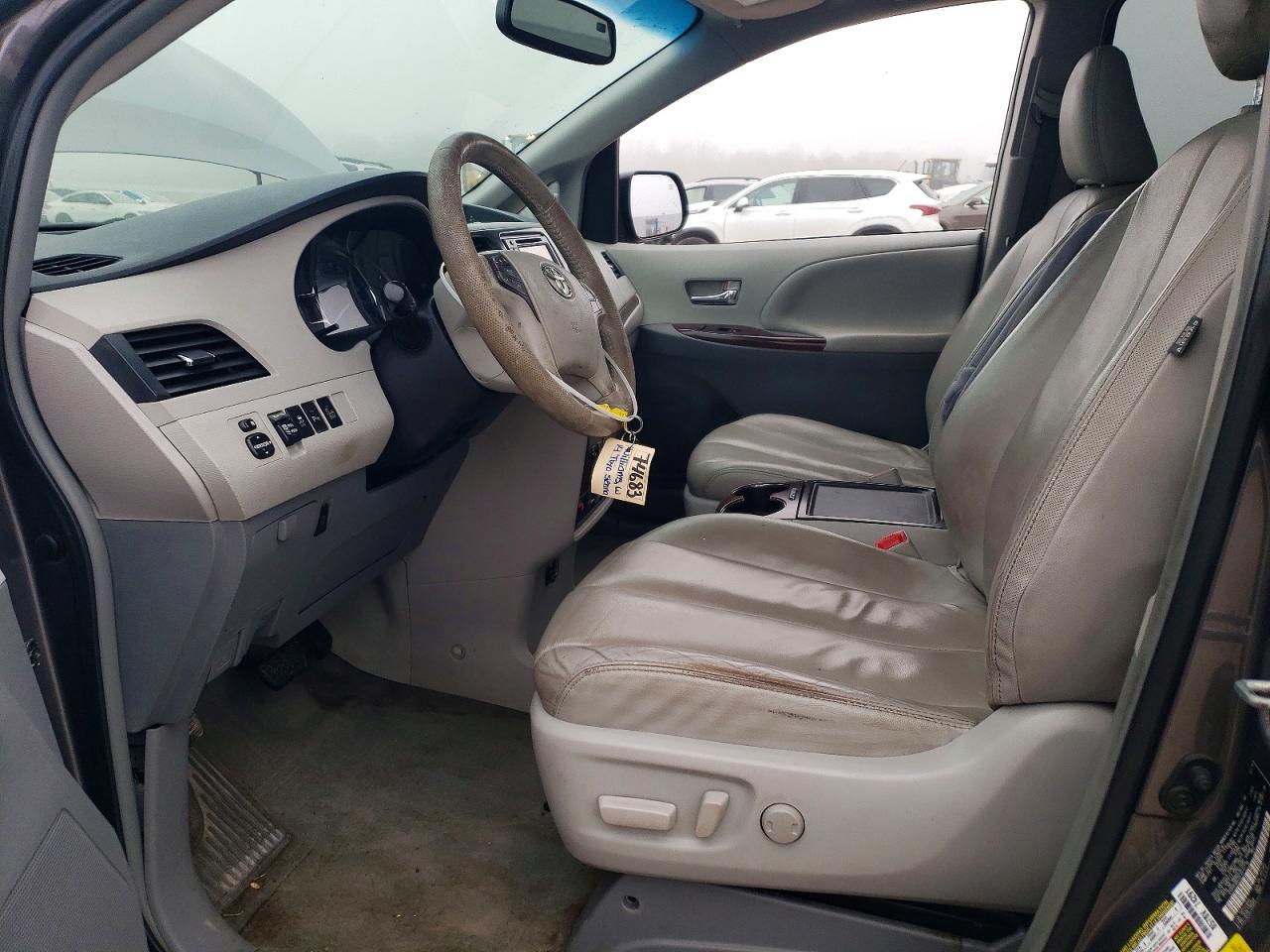 2014 TOYOTA SIENNA XLE photo 7
