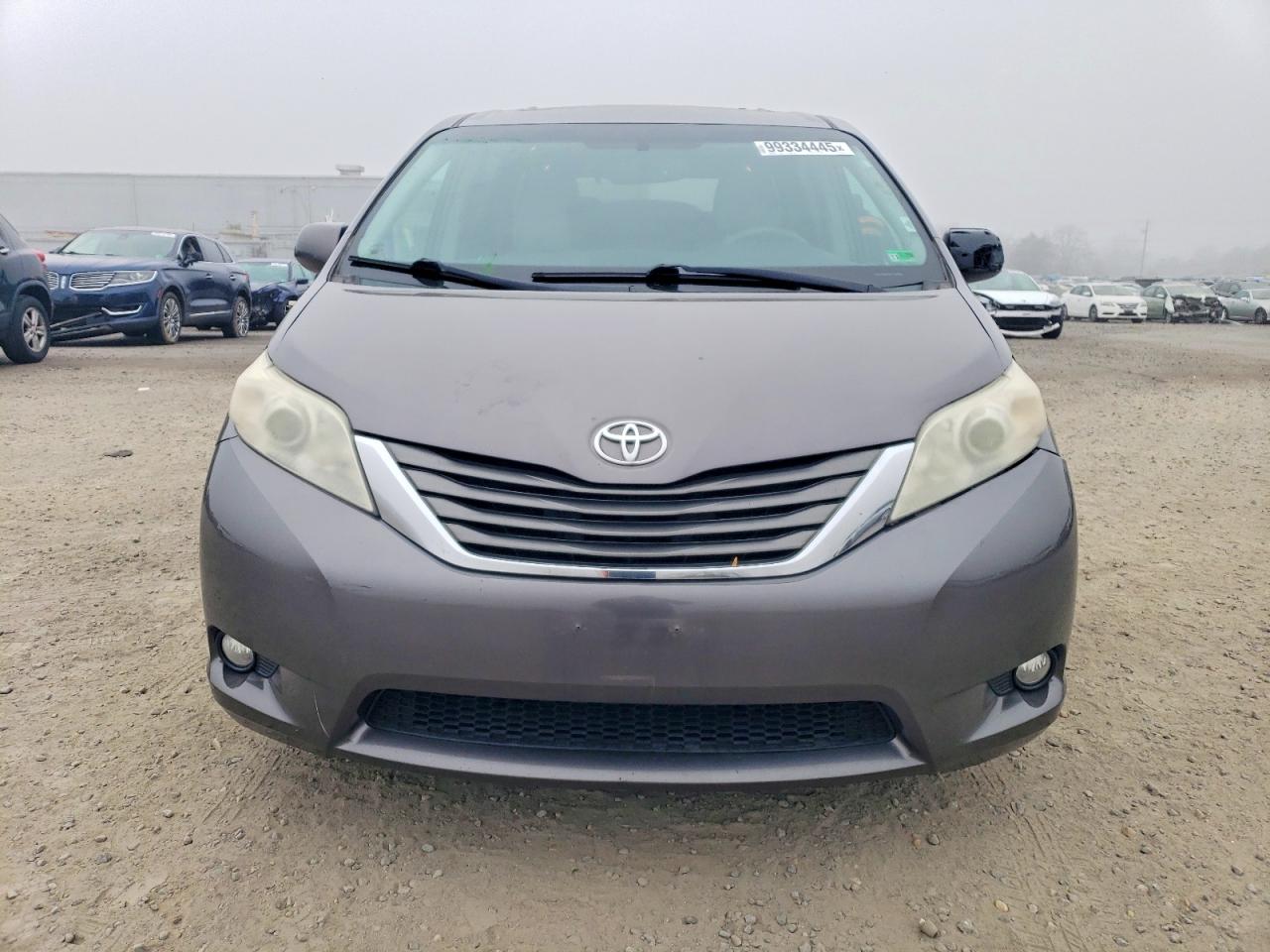 2014 TOYOTA SIENNA XLE photo 5