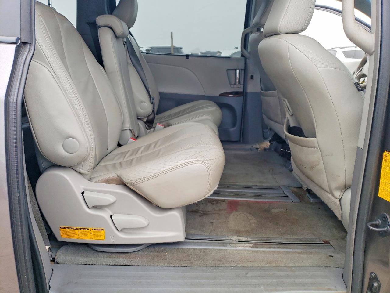 2014 TOYOTA SIENNA XLE photo 10