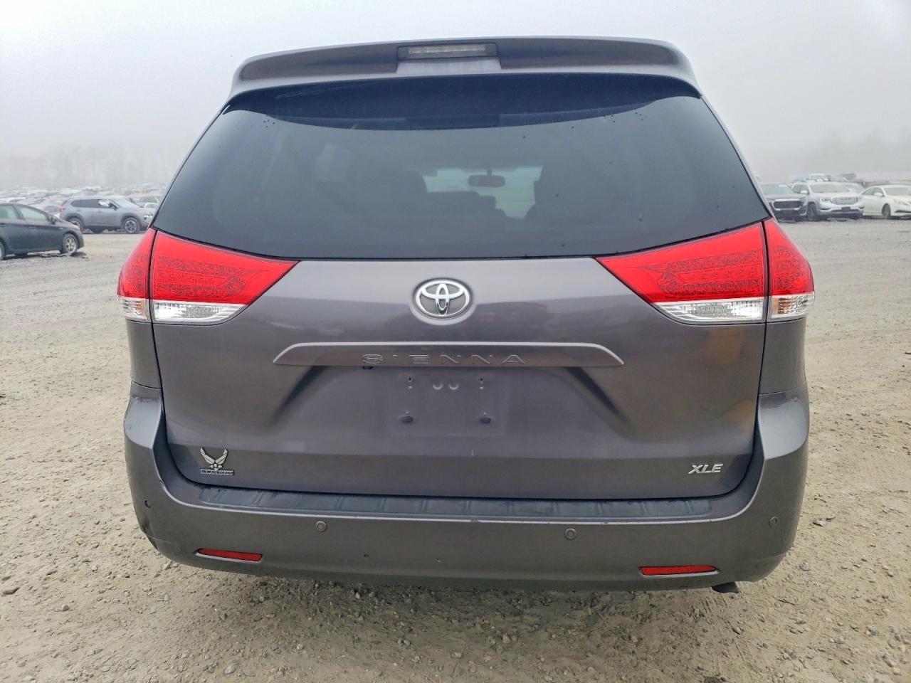 2014 TOYOTA SIENNA XLE photo 6