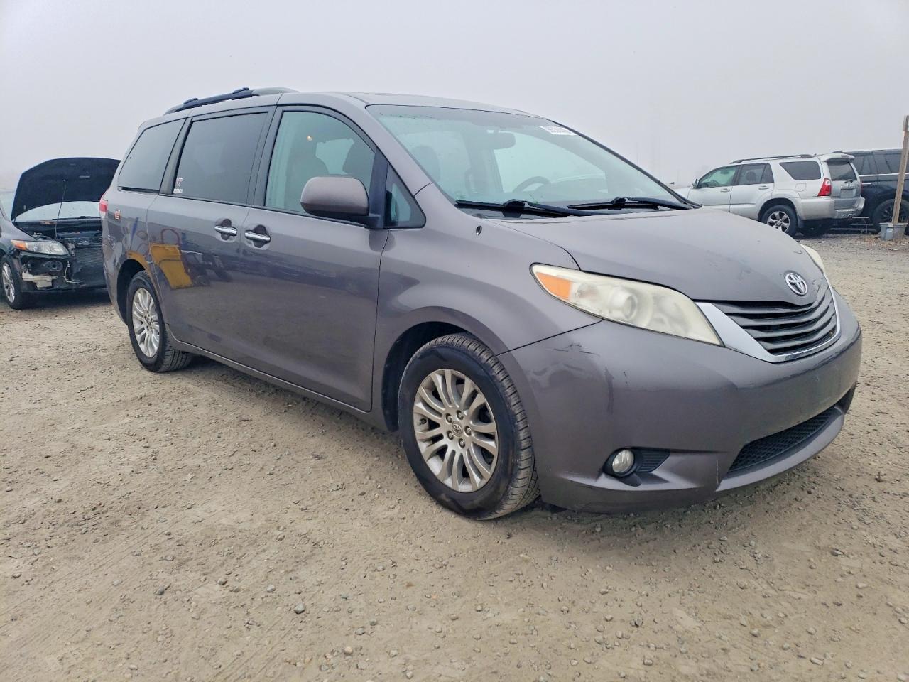 2014 TOYOTA SIENNA XLE photo 4