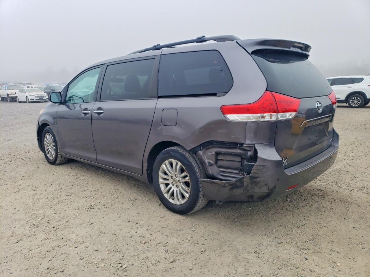 2014 TOYOTA SIENNA XLE photo 2