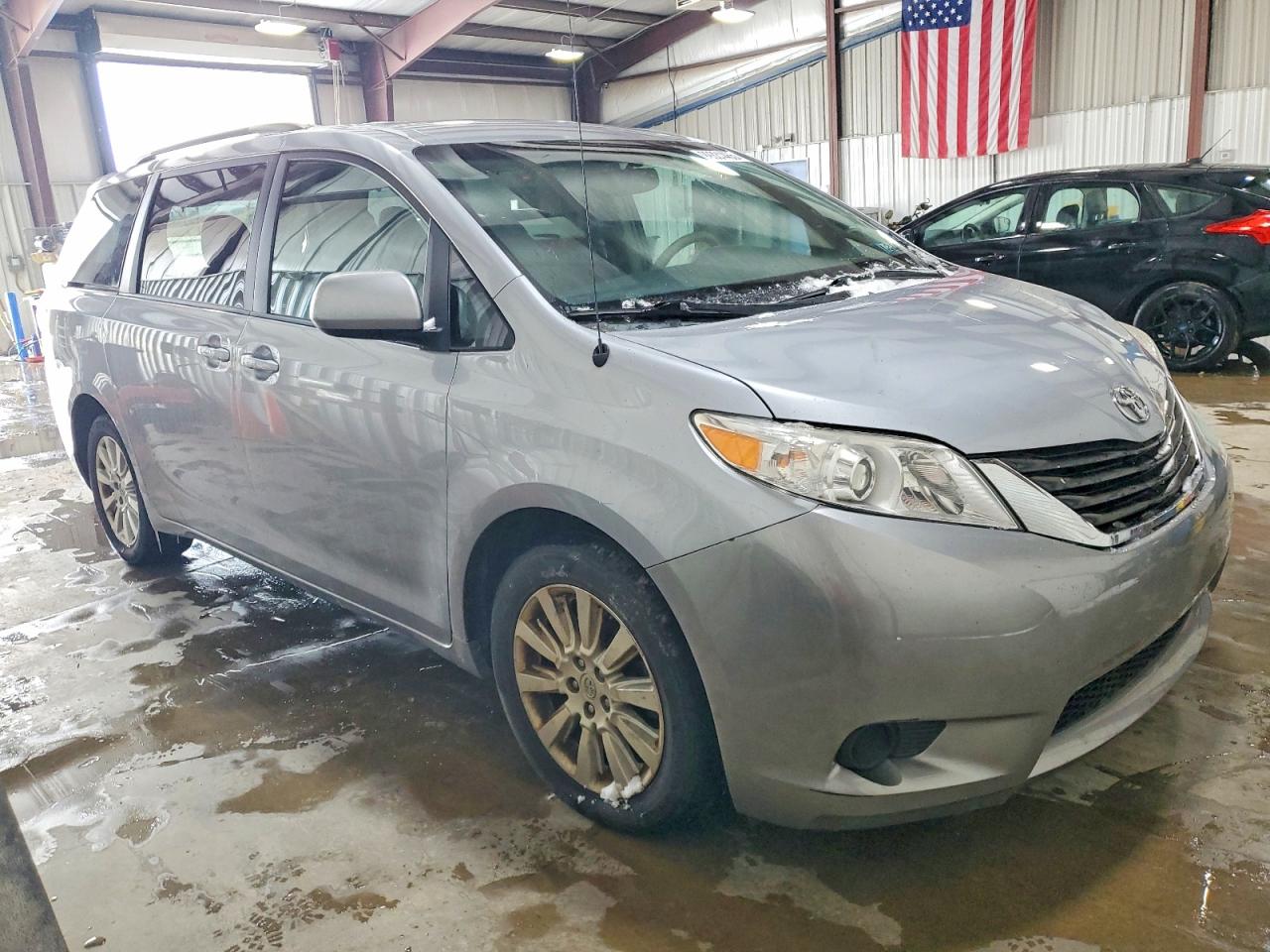 2014 TOYOTA SIENNA LE photo 4