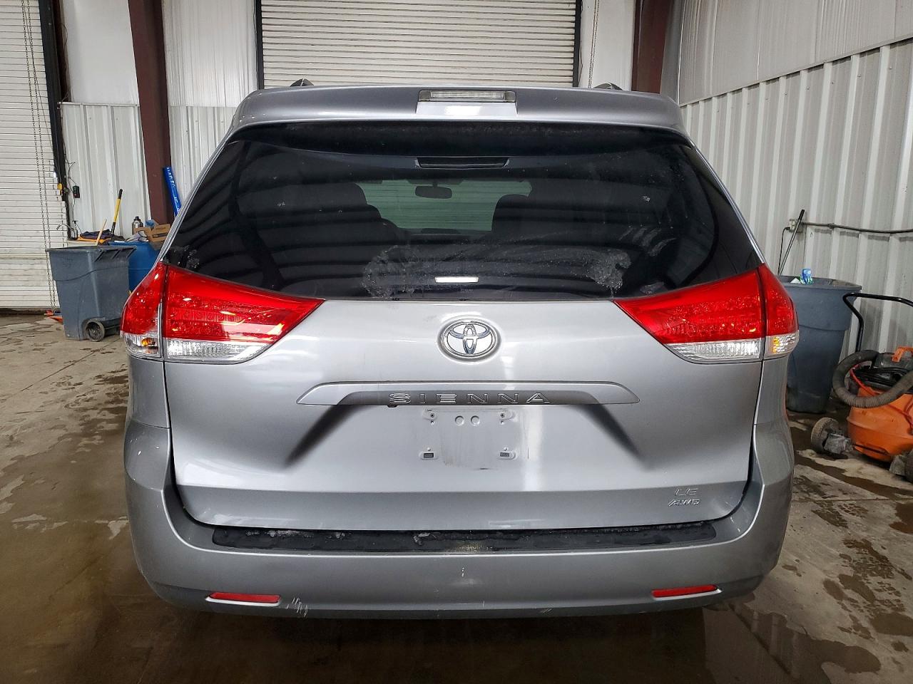 2014 TOYOTA SIENNA LE photo 6