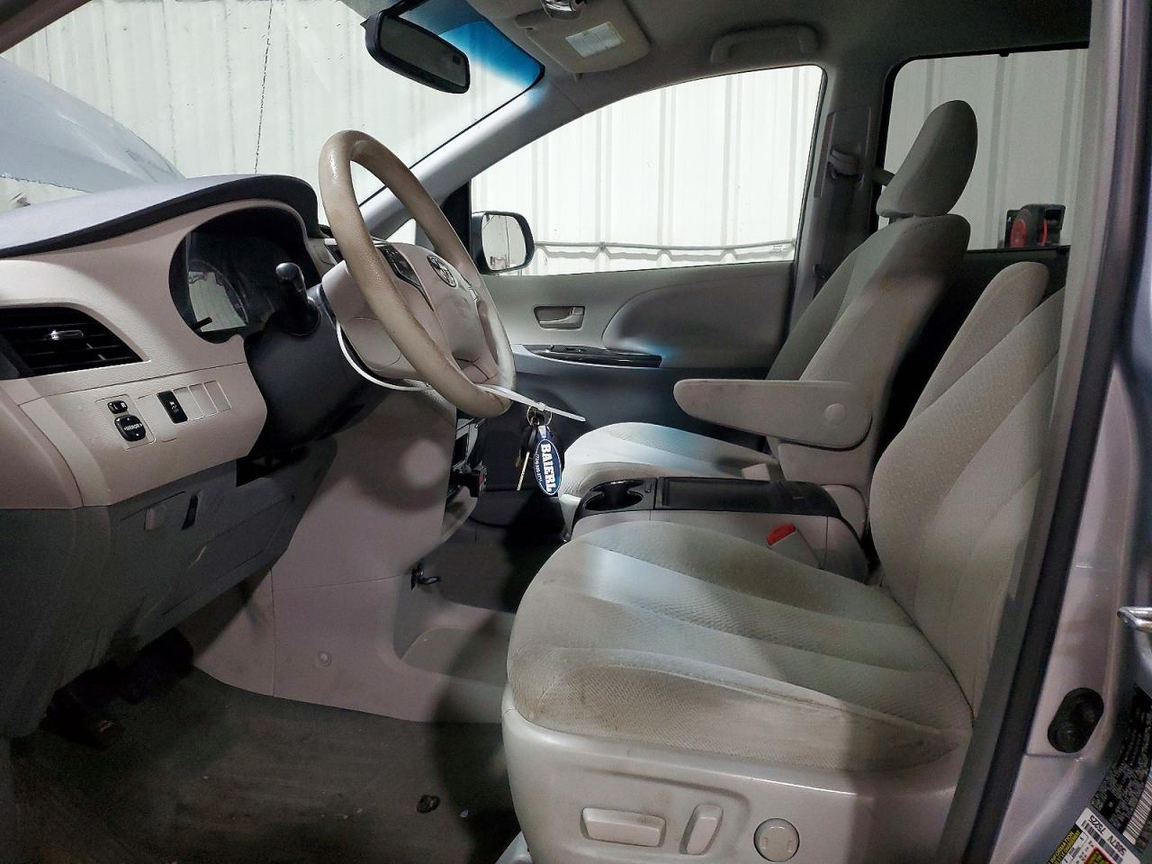 2014 TOYOTA SIENNA LE photo 7