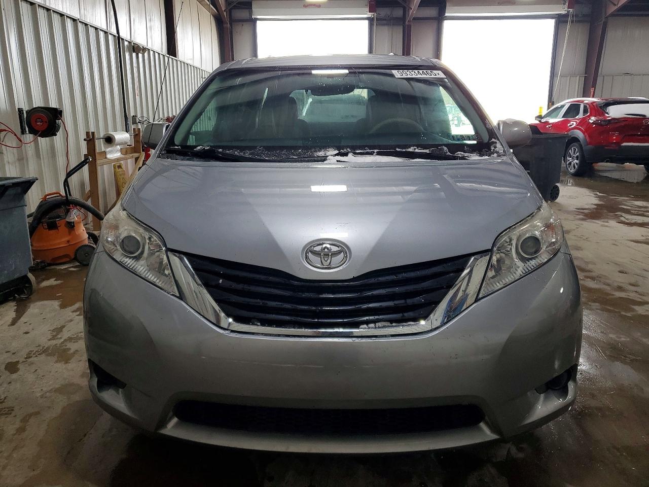 2014 TOYOTA SIENNA LE photo 5